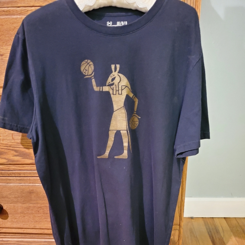 UA Men's Basketball Short sleeve  size L